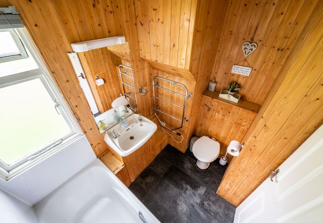 Chalet in Drumnadrochit - The Wood Hatch Cabin at Ancarraig Lodges, Loch Ness Chalet in Drumnadrochit - The Wood Hatch Cabin at Ancarraig Lodges, Loch Ness